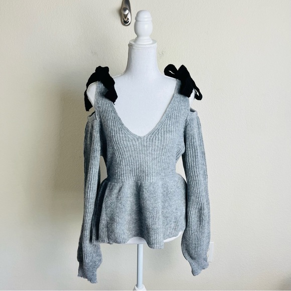 Grey & Black Knit Tie Cold Shoulder Cut Out V-Neck Peplum Long Sleeve Sweater - Picture 2 of 4